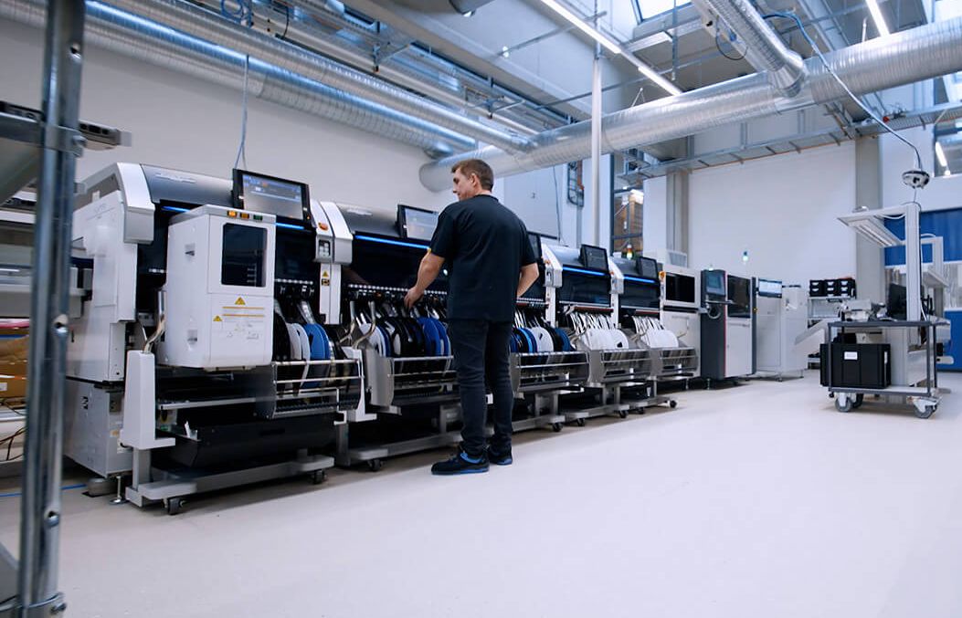 Ein Mitarbeiter arbeitet an einem Panel-IPC