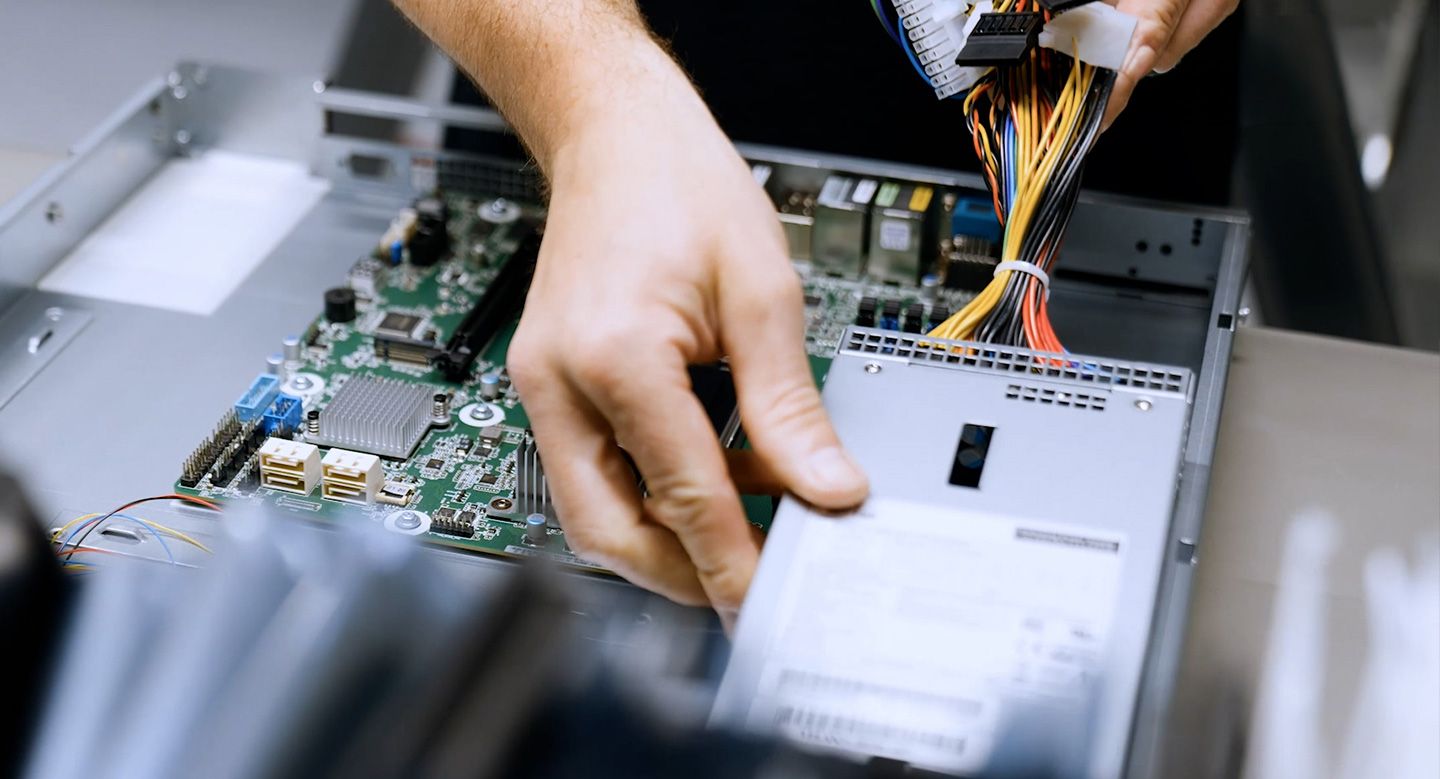 Innenansicht eines 19-Zoll-Rack-IPCs mit Hardwarekomponenten und Kühlsystem