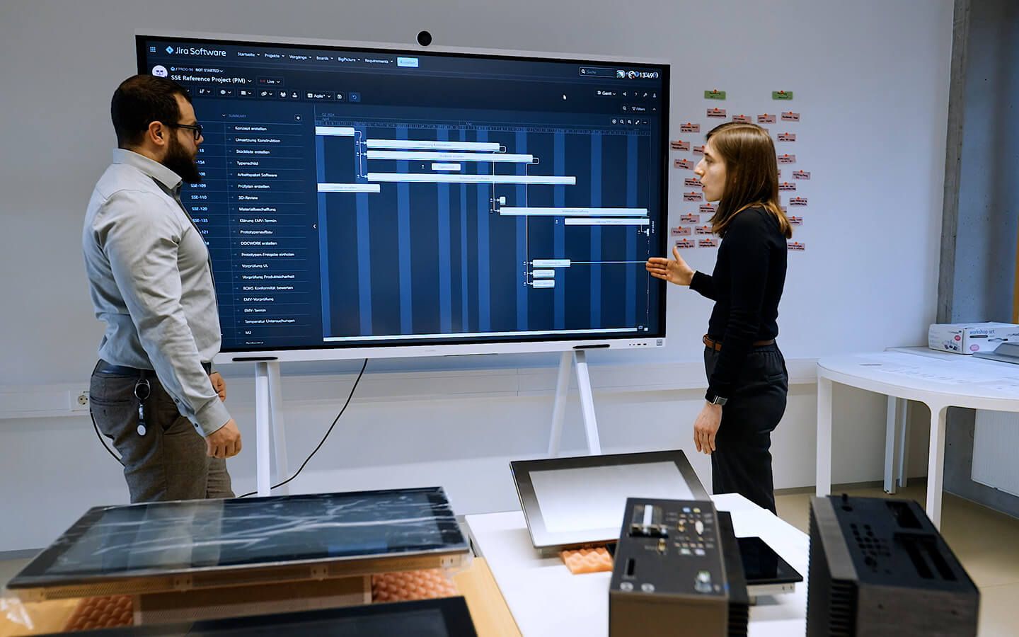 Ingenieure analysieren technische Anforderungen für eine individuelle Systemlösung
