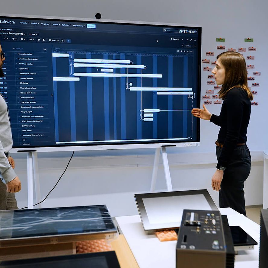 Ingenieure analysieren technische Anforderungen für eine individuelle Systemlösung