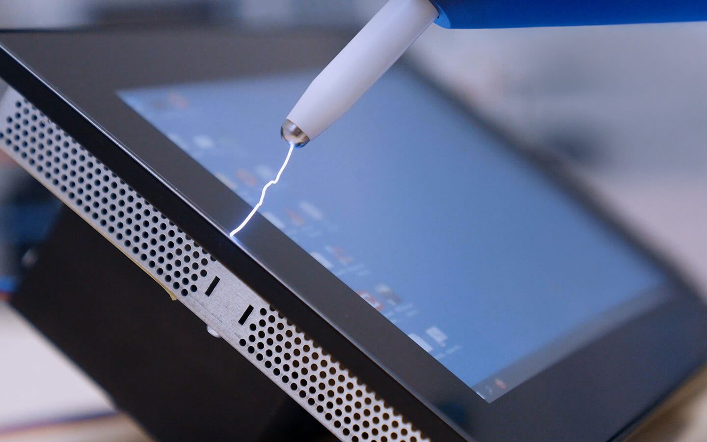 Prototyp eines elektronischen Systems beim EMV Test