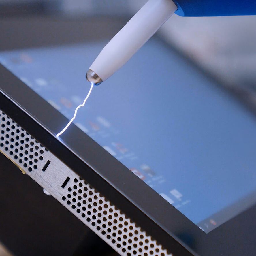 Prototyp eines elektronischen Systems beim EMV Test