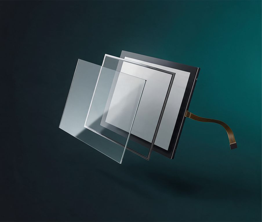 Zu sehen ist ein Touchdisplay von Schubert-System-Elektronik, das in einer Industriehalle an einer Maschine befestigt ist.