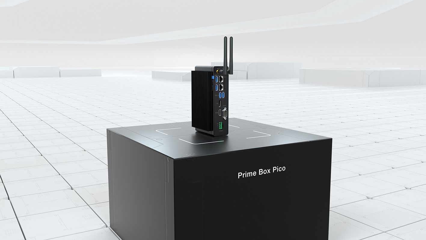Gezeigt wird der kompakte Box IPC, Prime Box Pico, für Edge Computing auf einem Sockel seitlich von vorne. Man kann die Anschlüsse sehen. 