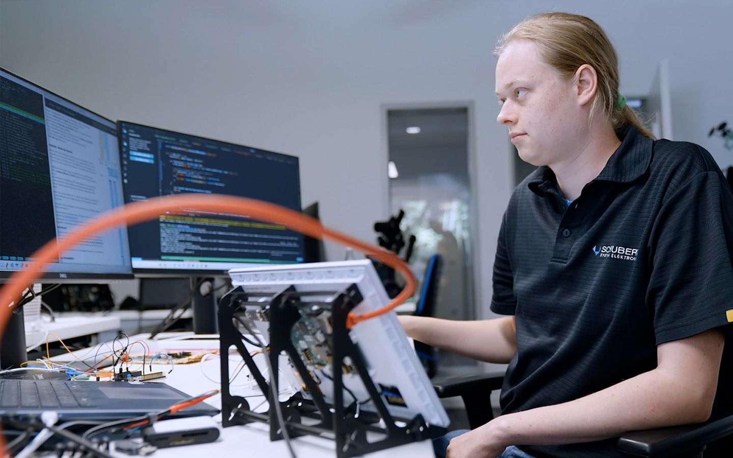Ein Männlicher Mitarbeiter lötetet an einem Panel-IPC