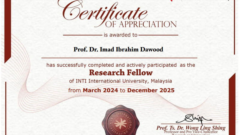 جامعة INTI الماليزية تمنح عميد كلية مزايا الجامعة شهادة تقديرية