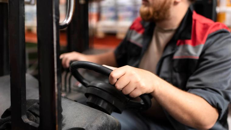 Een vorkheftruckchauffeur in Nederland tijdens het werk in een magazijn