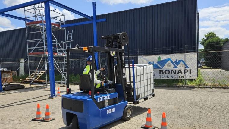 het besturen van een vorkheftruck, vorkheftruckopleiding, praktijkopleiding