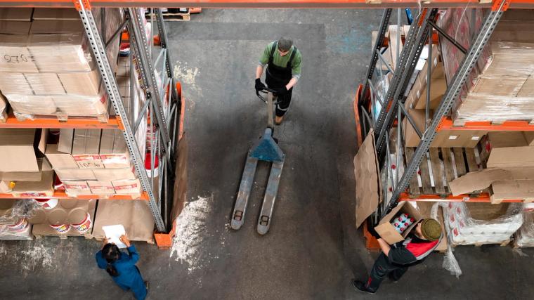 Magazijnmedewerker in dienst van een uitzendbureau in Nederland