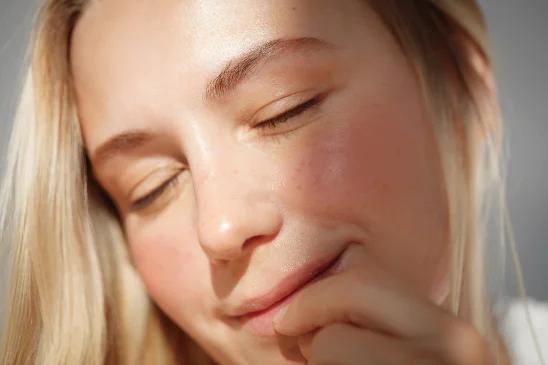 Calm close portrait, clear skin, natural light