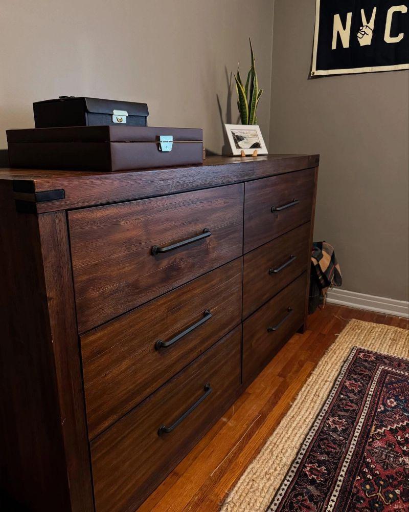 Bedroom with Turkish rugs — view 9