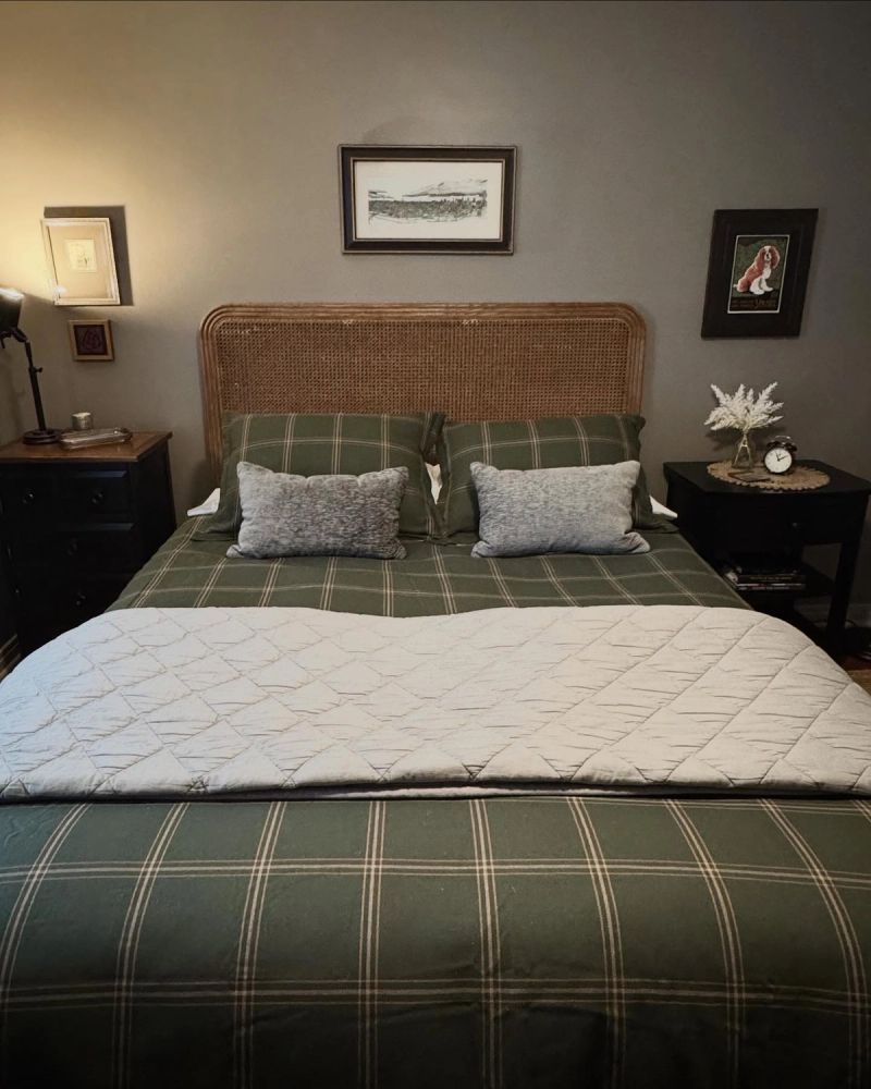 Bedroom with Turkish rugs — view 11