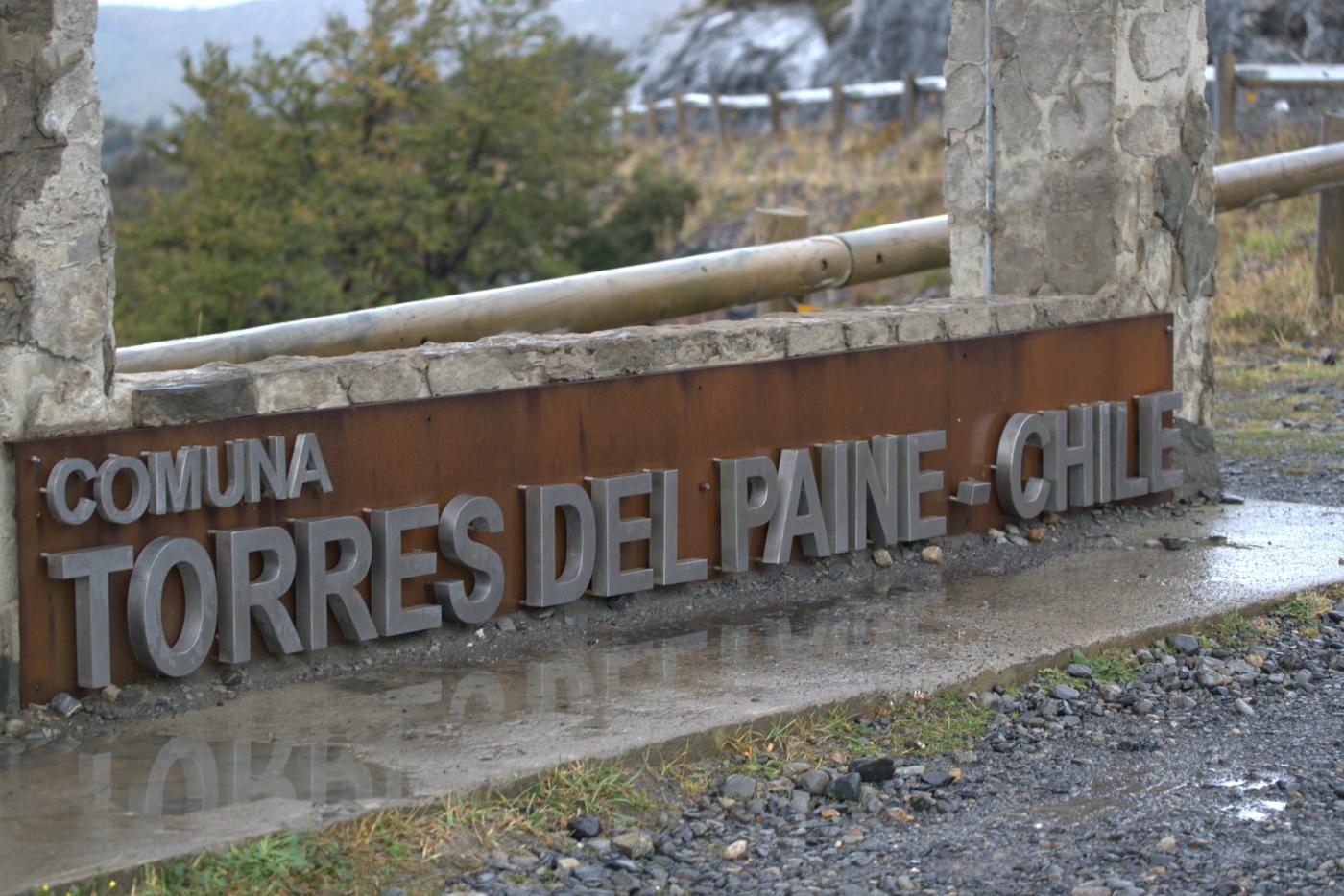 칠레 토레스 델 파이네 코무나 진입로에 설치된 COMUNA TORRES DEL PAINE - CHILE 표지판