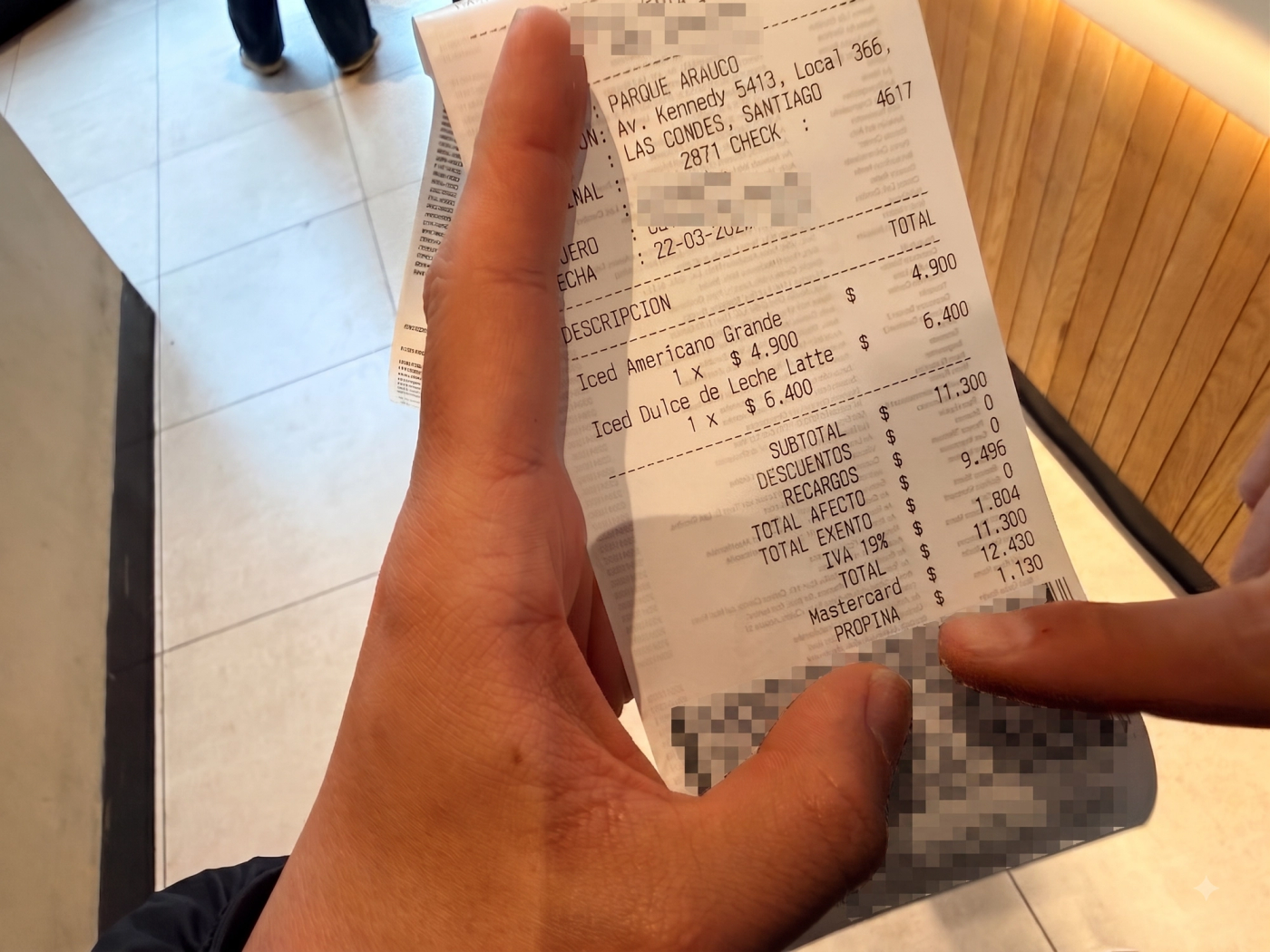 산티아고 라스콘데스 카페 영수증에 음료 두 잔 가격과 부가세 19퍼센트, 팁 항목이 각각 나뉘어 인쇄돼 있다.