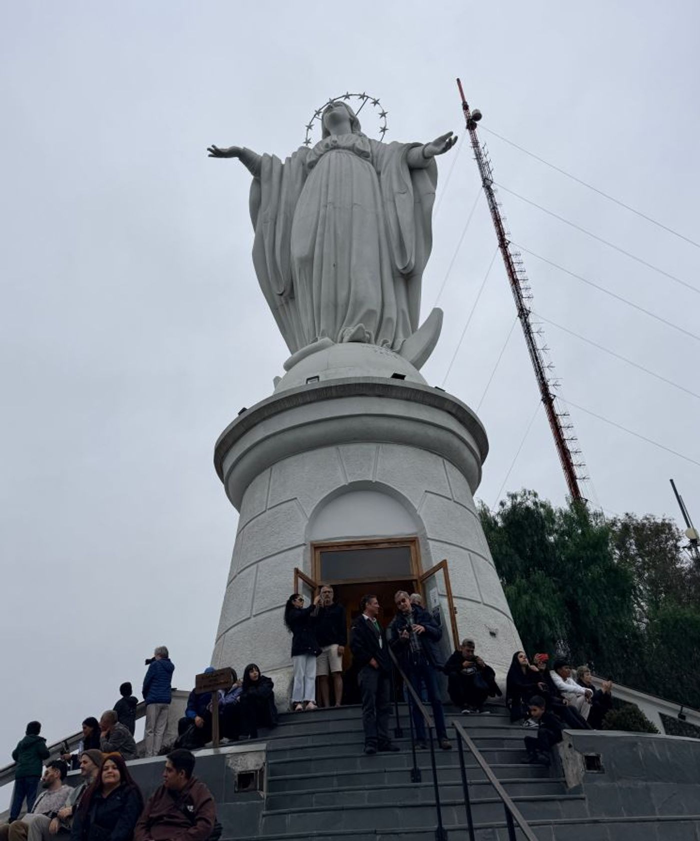 산크리스토발 언덕에서 본 산티아고 스카이라인과 안데스 산맥, 그란 토레 산티아고