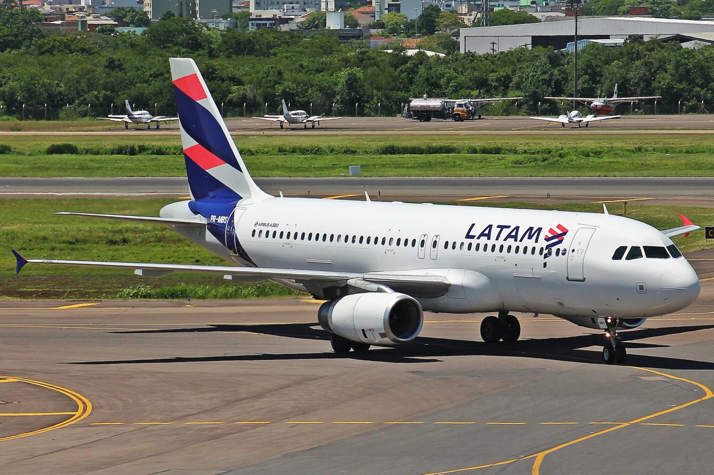 공항 유도로를 이동하는 LATAM 브라질 에어버스 A320 여객기