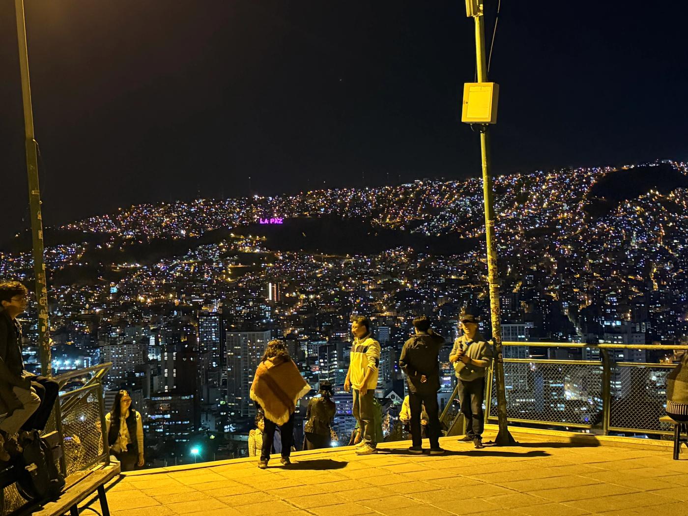 해발 약 3,650m 볼리비아 라파스 시내를 전망대에서 내려다본 야경