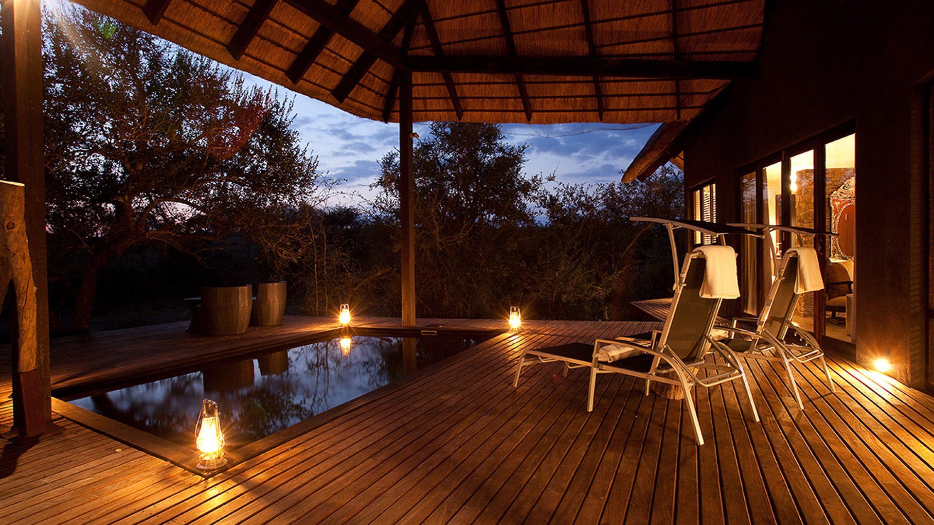 Chitwa Chitwa Pool Lounge Evening