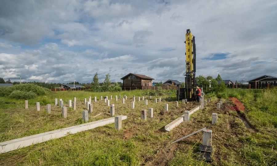 Установка свай для солнечных панелей