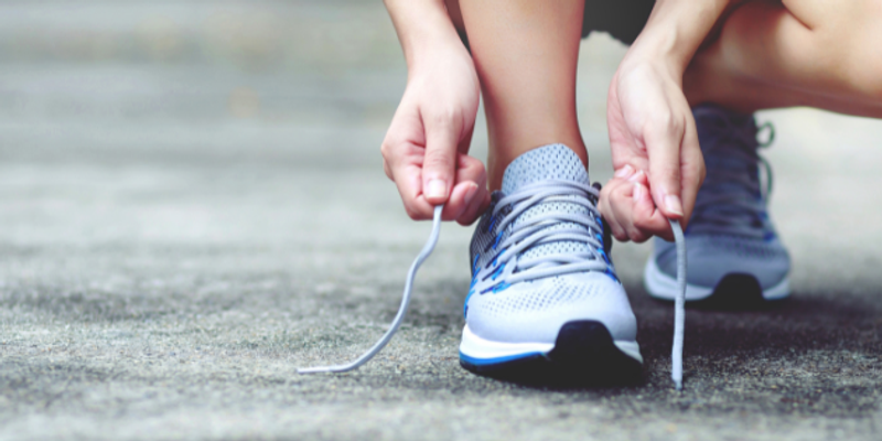 Runner ties shoe lace