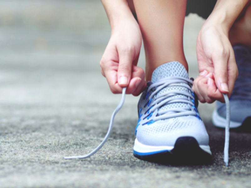Runner ties shoe lace