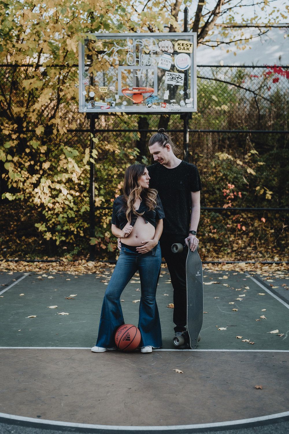 Cool maternity photoshoot at brooklyn basketball court