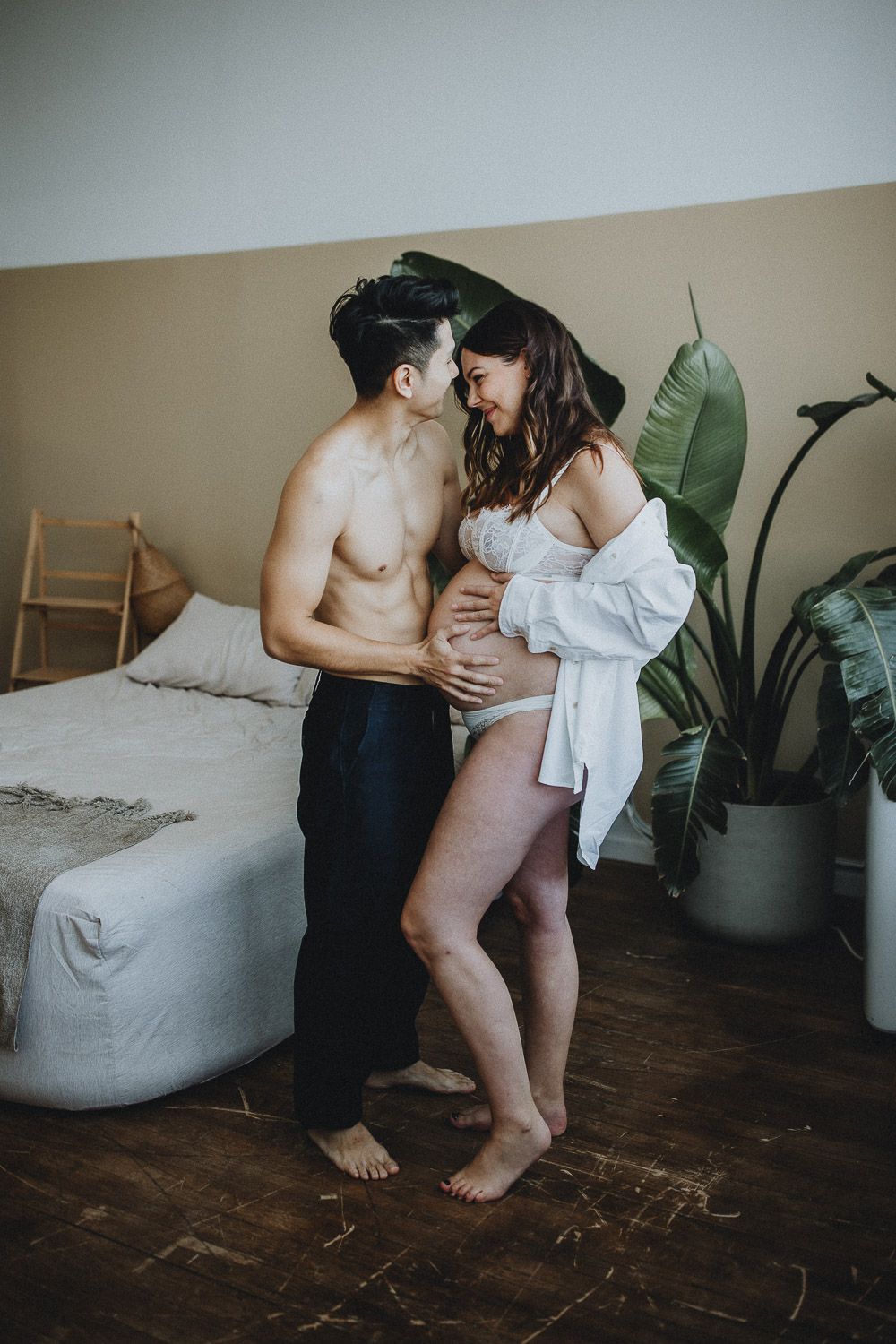 Cozy maternity photo session in brooklyn studio