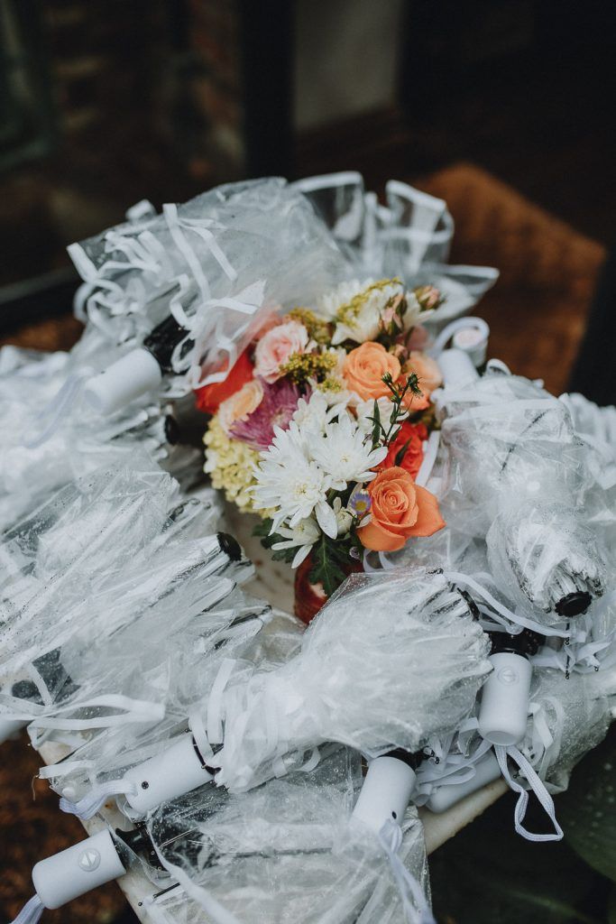 Rainy wedding at milk and roses - by Lucie B. Photo brooklyn wedding photographer
