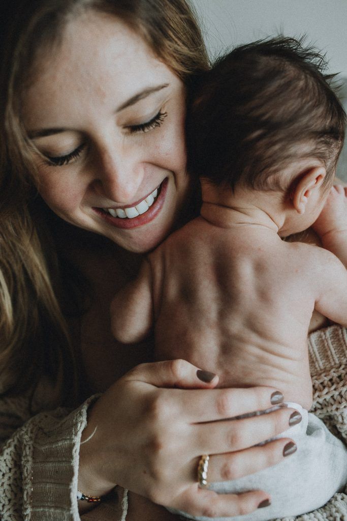 Cozy newborn photo session at home in brooklyn