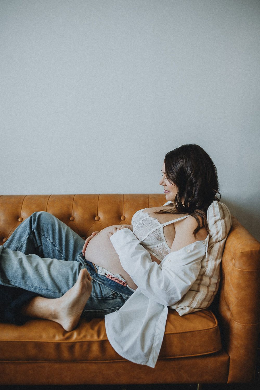 Cozy maternity photo session in brooklyn studio