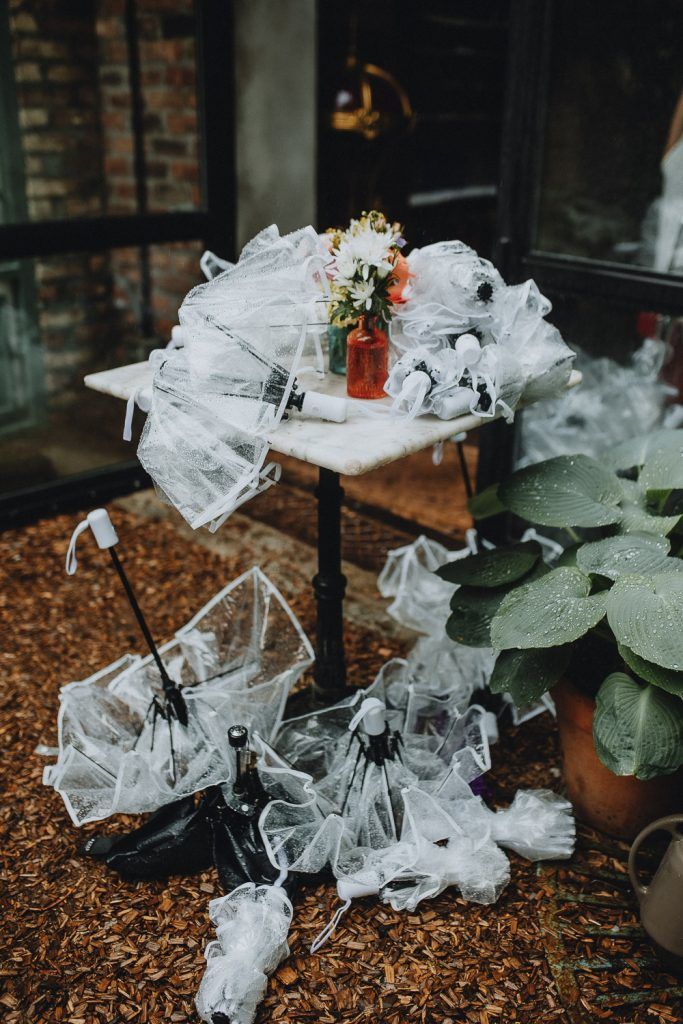 Rainy wedding at milk and roses - by Lucie B. Photo brooklyn wedding photographer