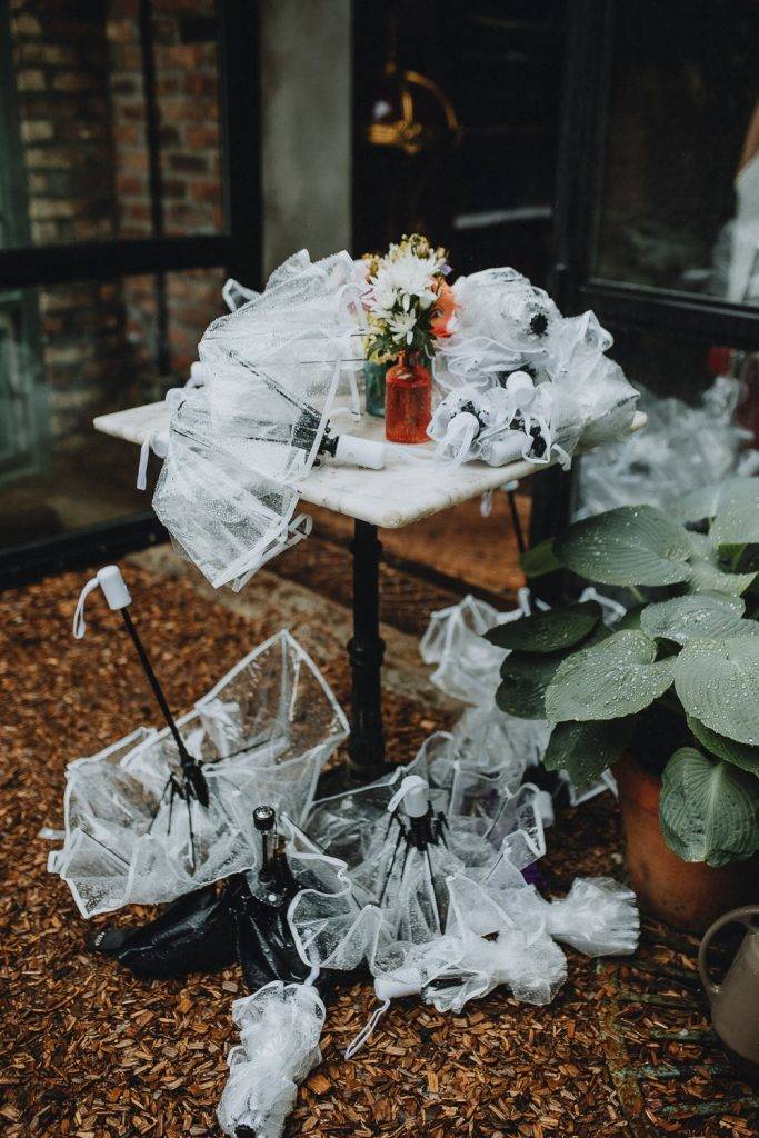 Rainy wedding at milk and roses - by Lucie B. Photo brooklyn wedding photographer