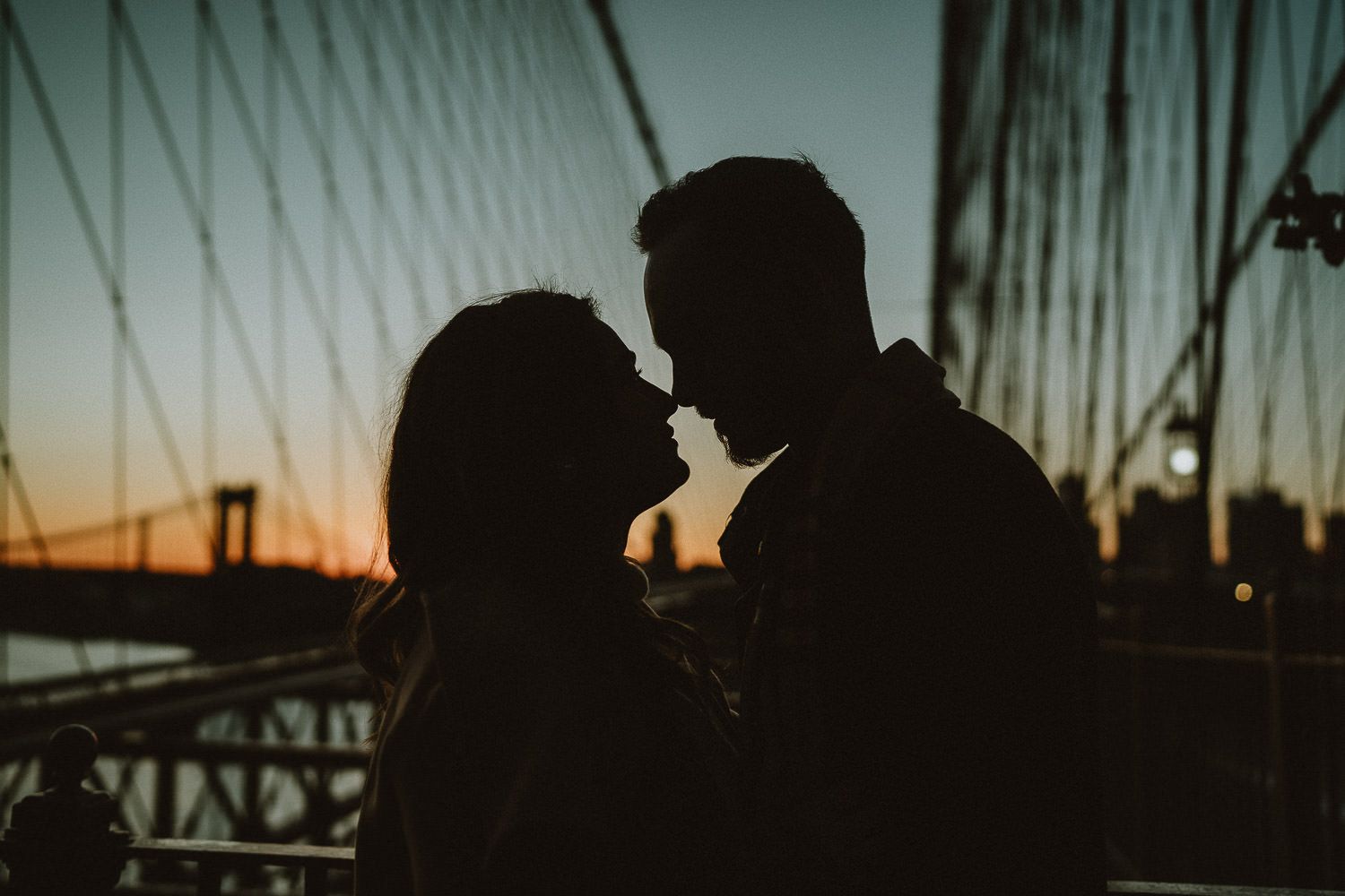 Engagement session on brooklyn bridge at blue hour