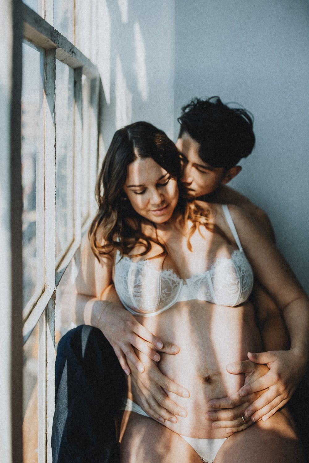 Cozy maternity photo session in brooklyn studio