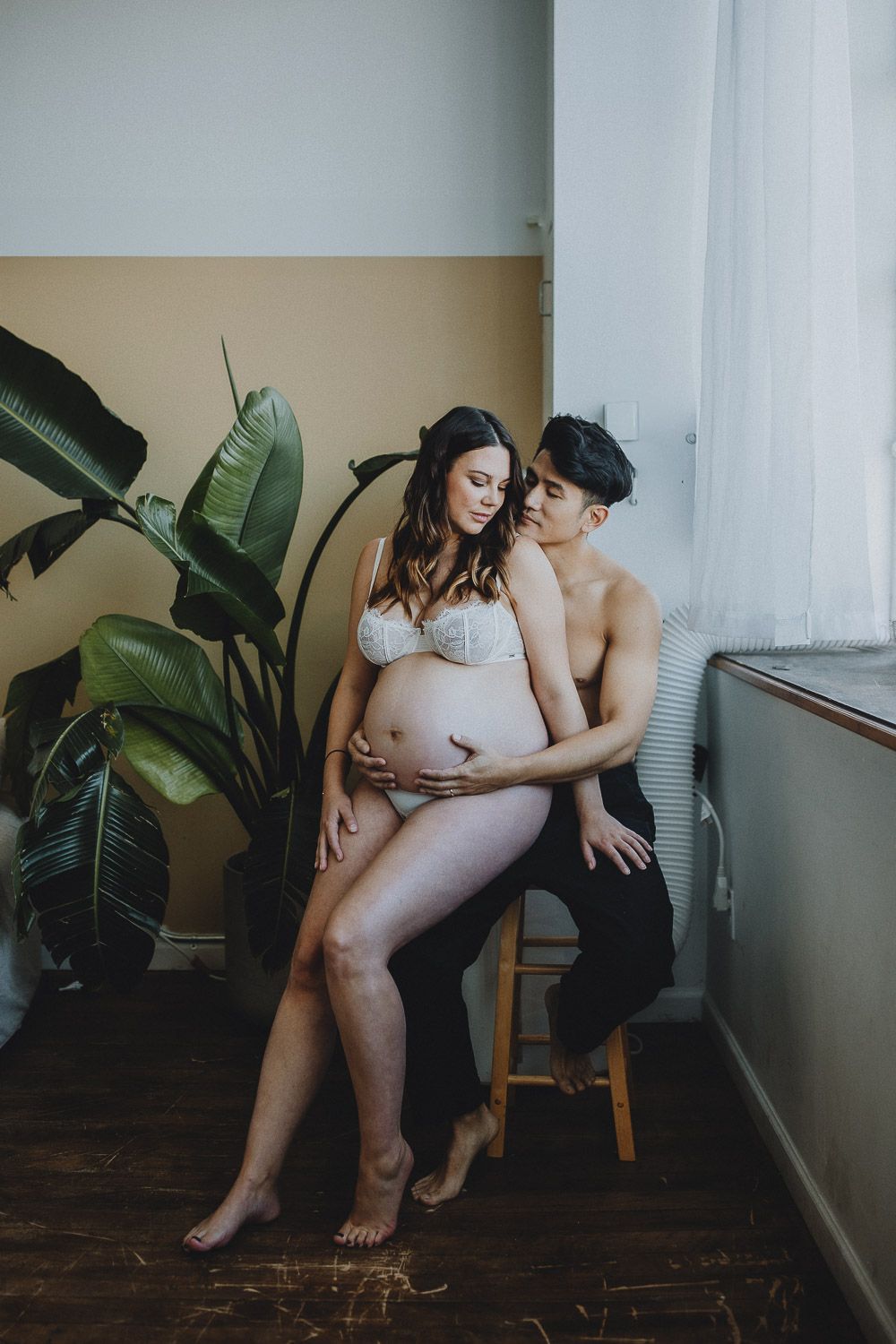 Cozy maternity photo session in brooklyn studio