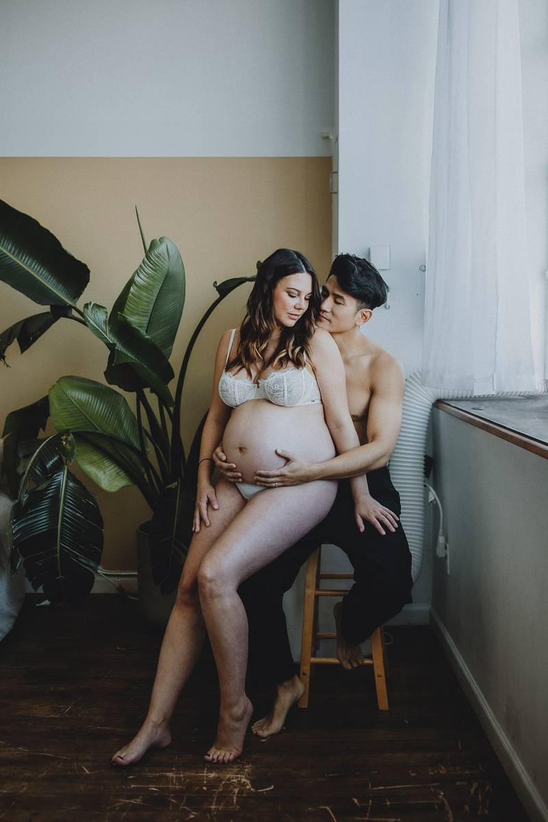 Cozy maternity photo session in brooklyn studio - by Lucie B. Photo photographer