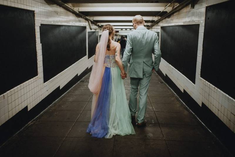 Bride and groom in nyc subway - by Lucie B. Photo brooklyn wedding photographer