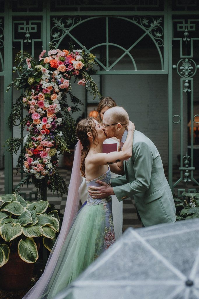 Rainy wedding at milk and roses - by Lucie B. Photo brooklyn wedding photographer