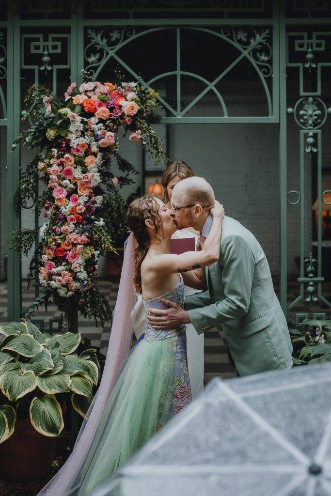 Rainy wedding at milk and roses - by Lucie B. Photo brooklyn wedding photographer