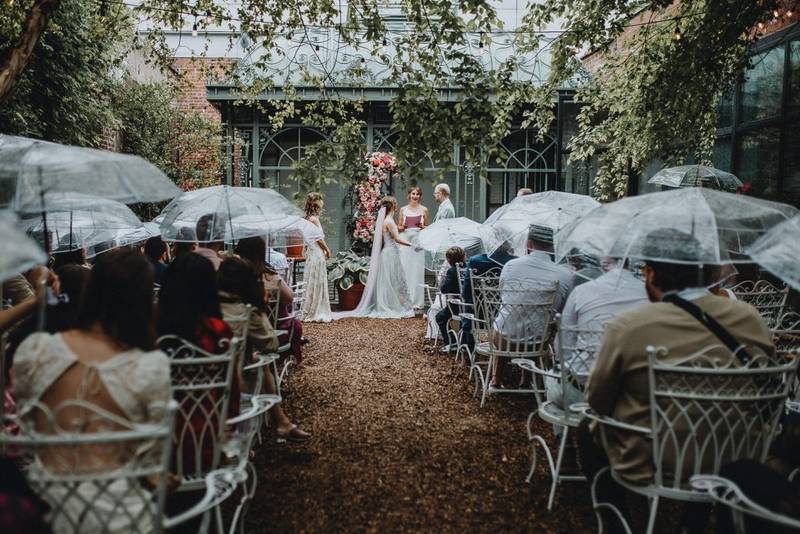 Rainy wedding at milk and roses - by Lucie B. Photo brooklyn wedding photographer