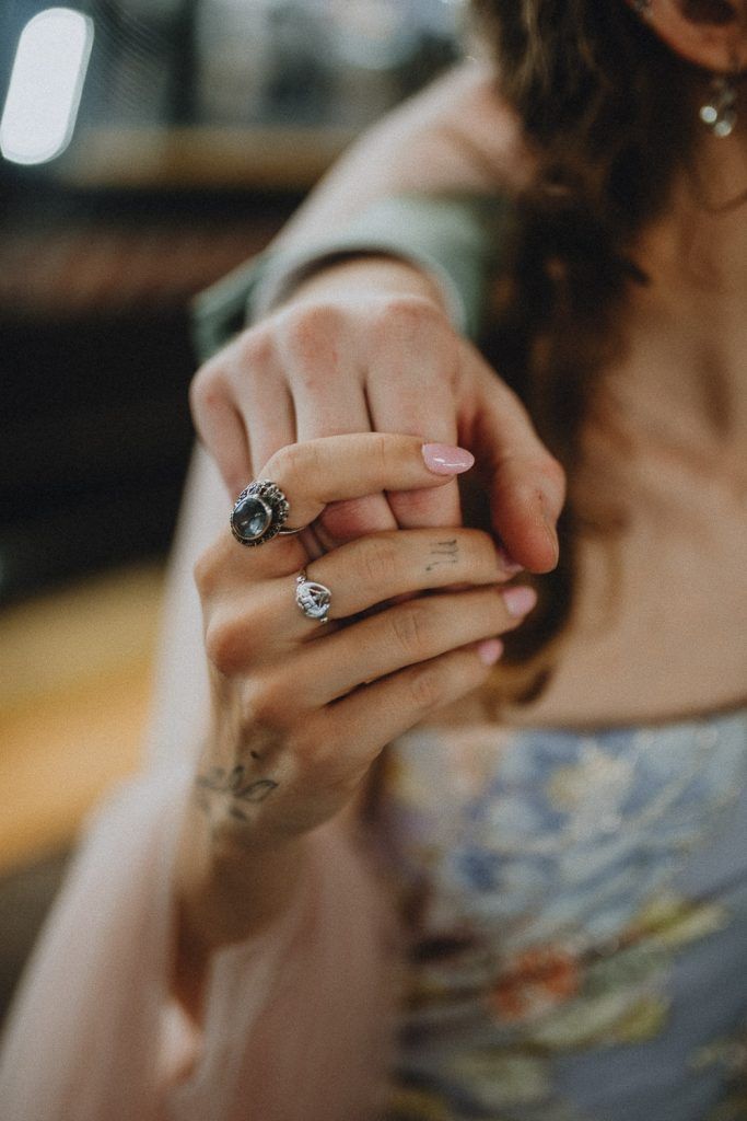 Bride and groom in nyc subway - by Lucie B. Photo brooklyn wedding photographer