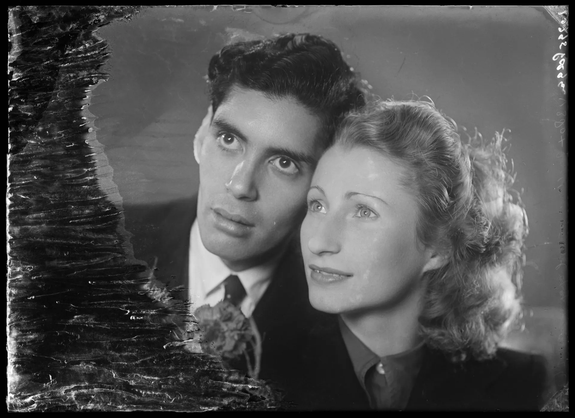 Qora odam erkak va uning xotinini sikadi Daphne Rosen porno onlayn tomosha qilish