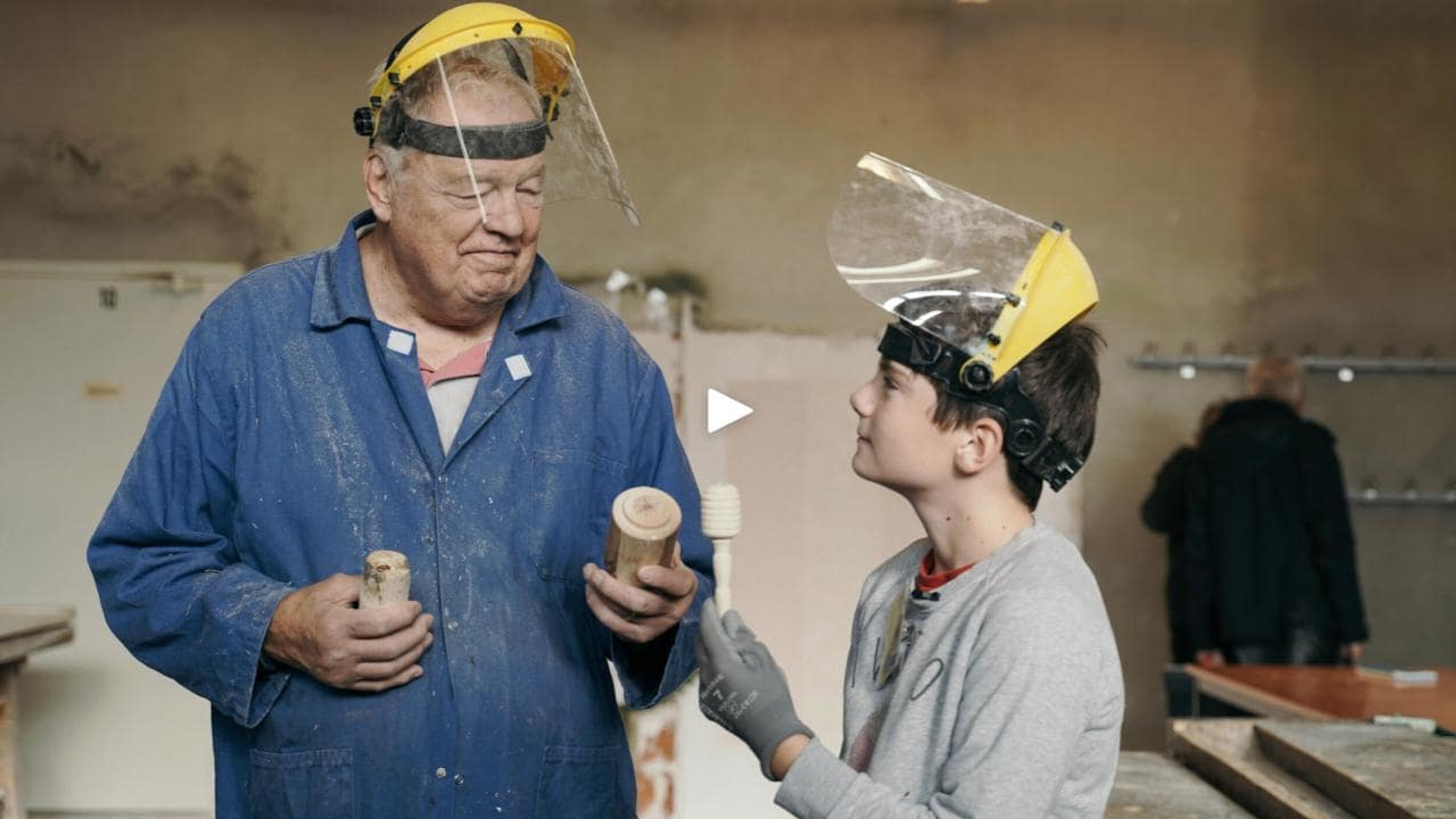 Des artisans retraités transmettent leur métier