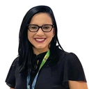 Mulher de cabelo preto, óculos de grau preto.