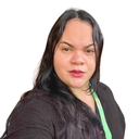 Mulher morena, cabelo liso longo preto, camisa preta