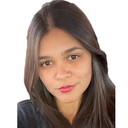 mulher branca, cabelo liso ,castanho, camisa reta