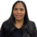 Mulher morena, cabelo liso longo preto, camisa preta