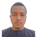 Homem negro, cabelo preto, camiseta preta