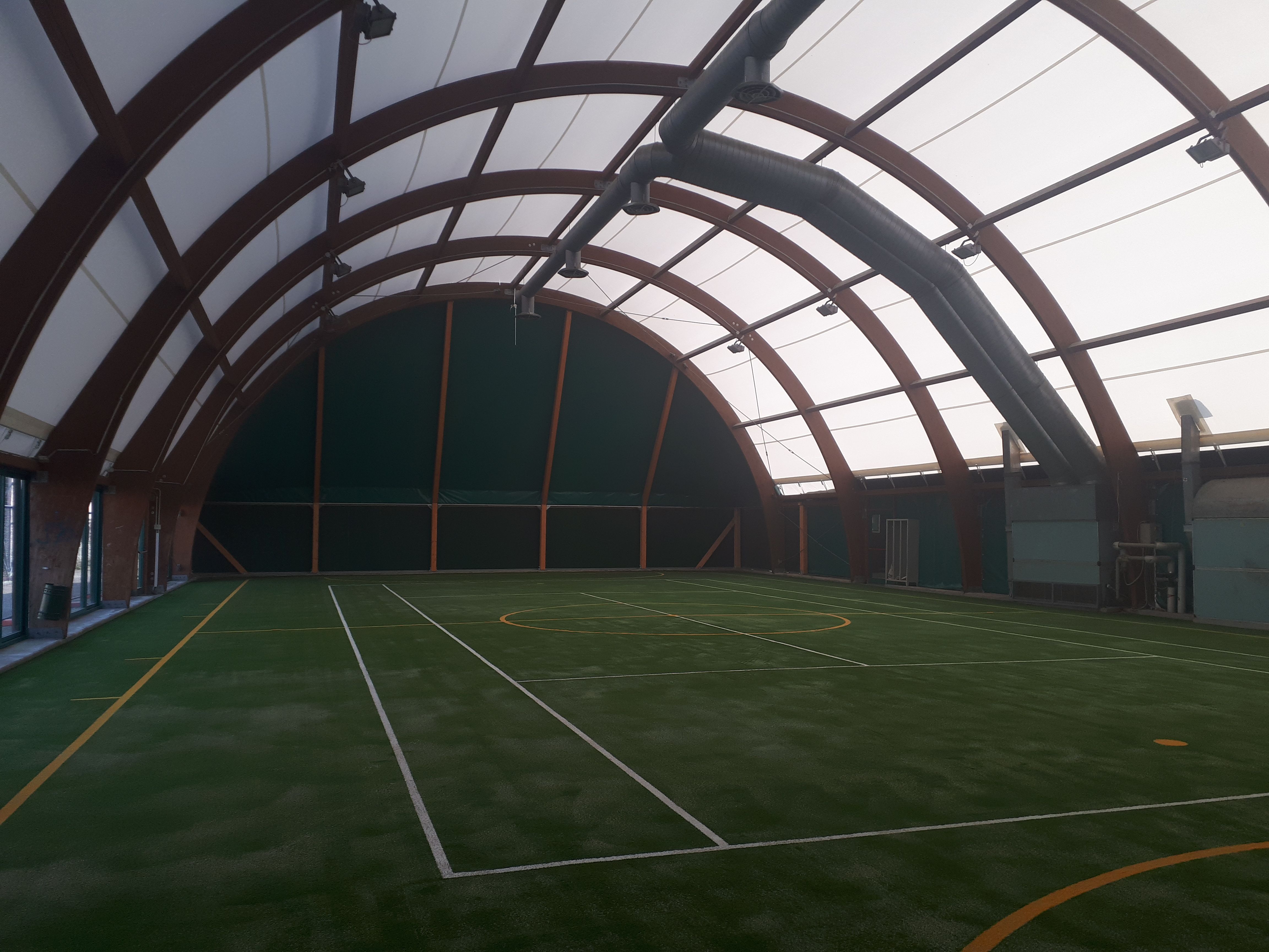 Sostituzione teli di copertura, realizzazione strutture lignee, realizzazione nuovi tamponamenti e serramenti, sostituzione pavimentazione campo calcetto e tennis con erba sintetica.