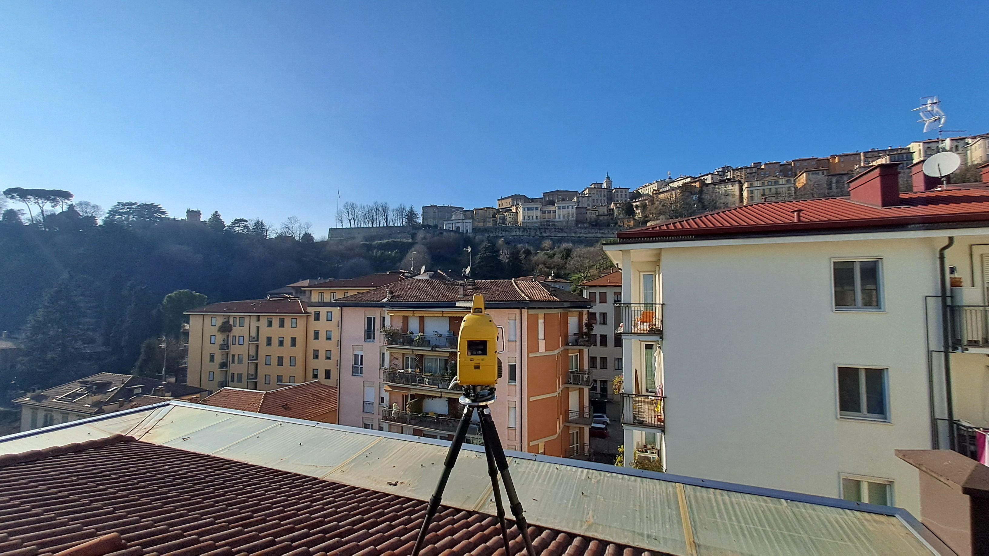 Diagnosi e rilievo delle facciate dell'edificio tramite Laser Scanner. Ottieni superfici esatte per computi metrici estimativi senza sorprese.